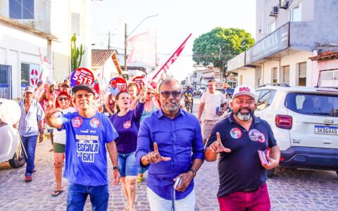 Bebeto reforça luta pelo fim da escala 6×1 durante corpo a corpo no centro de Teixeira de Freitas.
