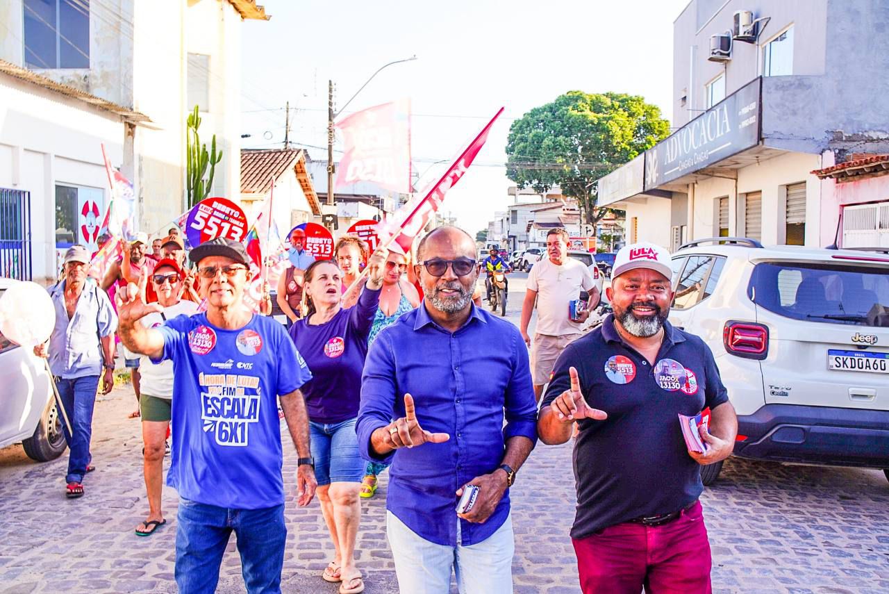 Bebeto reforça luta pelo fim da escala 6×1 durante corpo a corpo no centro de Teixeira de Freitas.