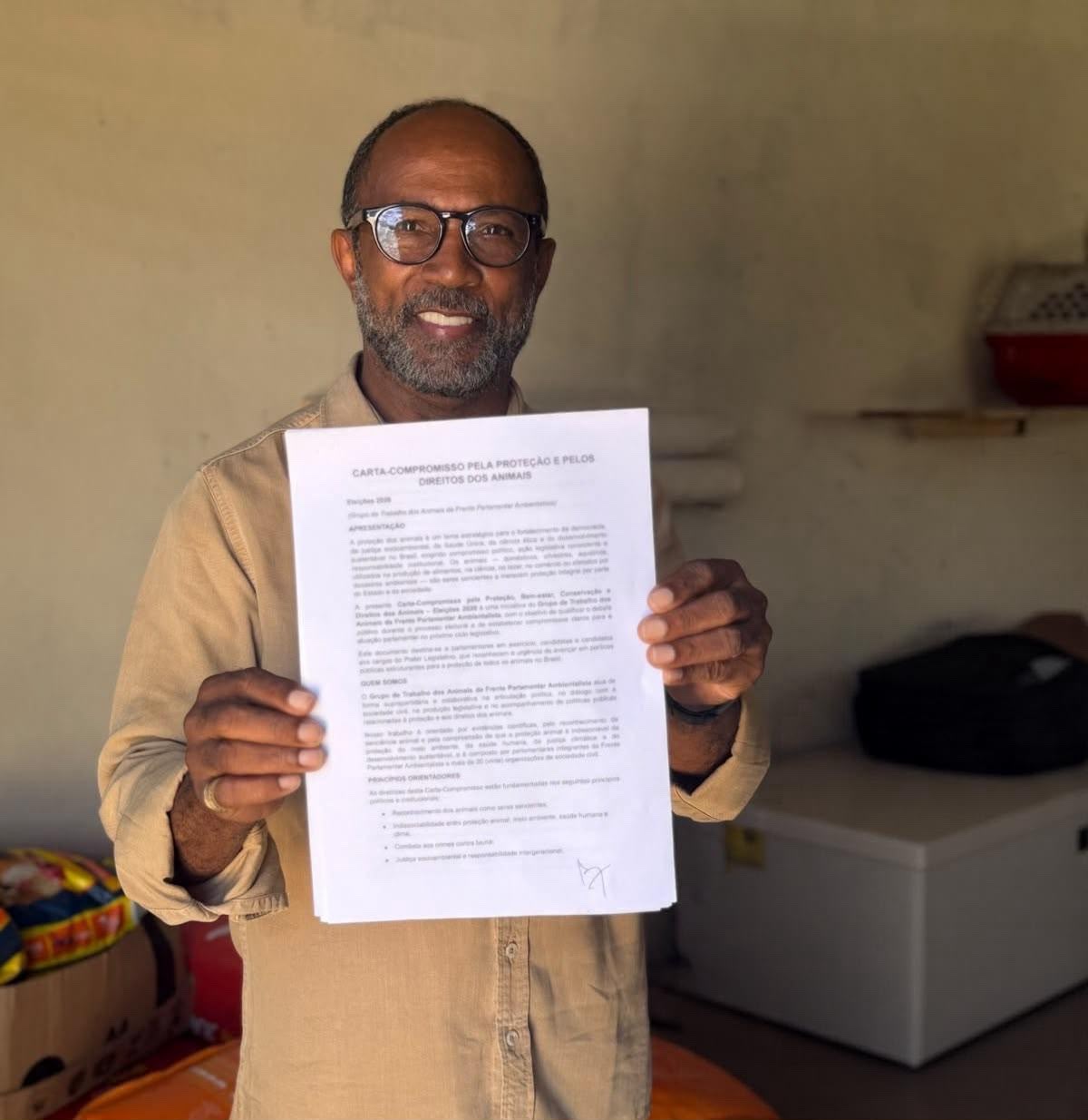 Candidato a deputado federal, Bebeto assina Carta-Compromisso pela defesa da causa animal.