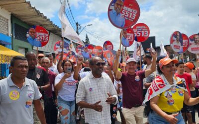 Em Itabuna, Bebeto apresenta propostas durante corpo a corpo na Feira do Centro Comercial.