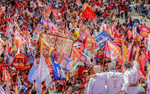 Jerônimo faz caminhada histórica e reúne 30 mil pessoas em Vitória da Conquista na reta final da campanha.