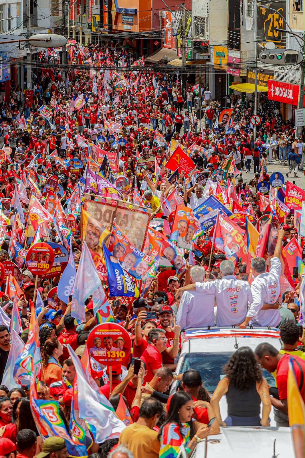 Jerônimo faz caminhada histórica e reúne 30 mil pessoas em Vitória da Conquista na reta final da campanha.