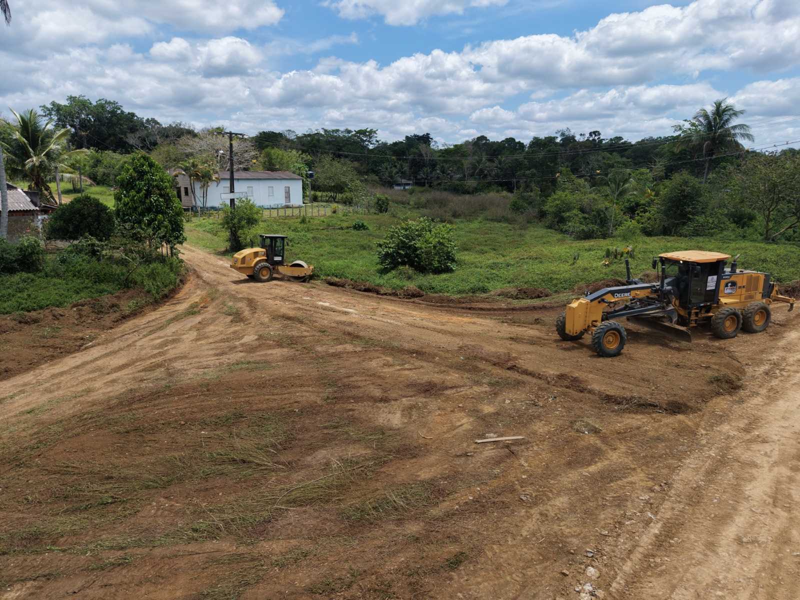 Prefeitura realiza patrolamento de estradas no assentamento João Amazonas.