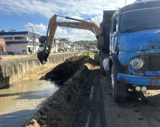 Prefeitura inicia obras no Canal do Malhado com serviços de limpeza.