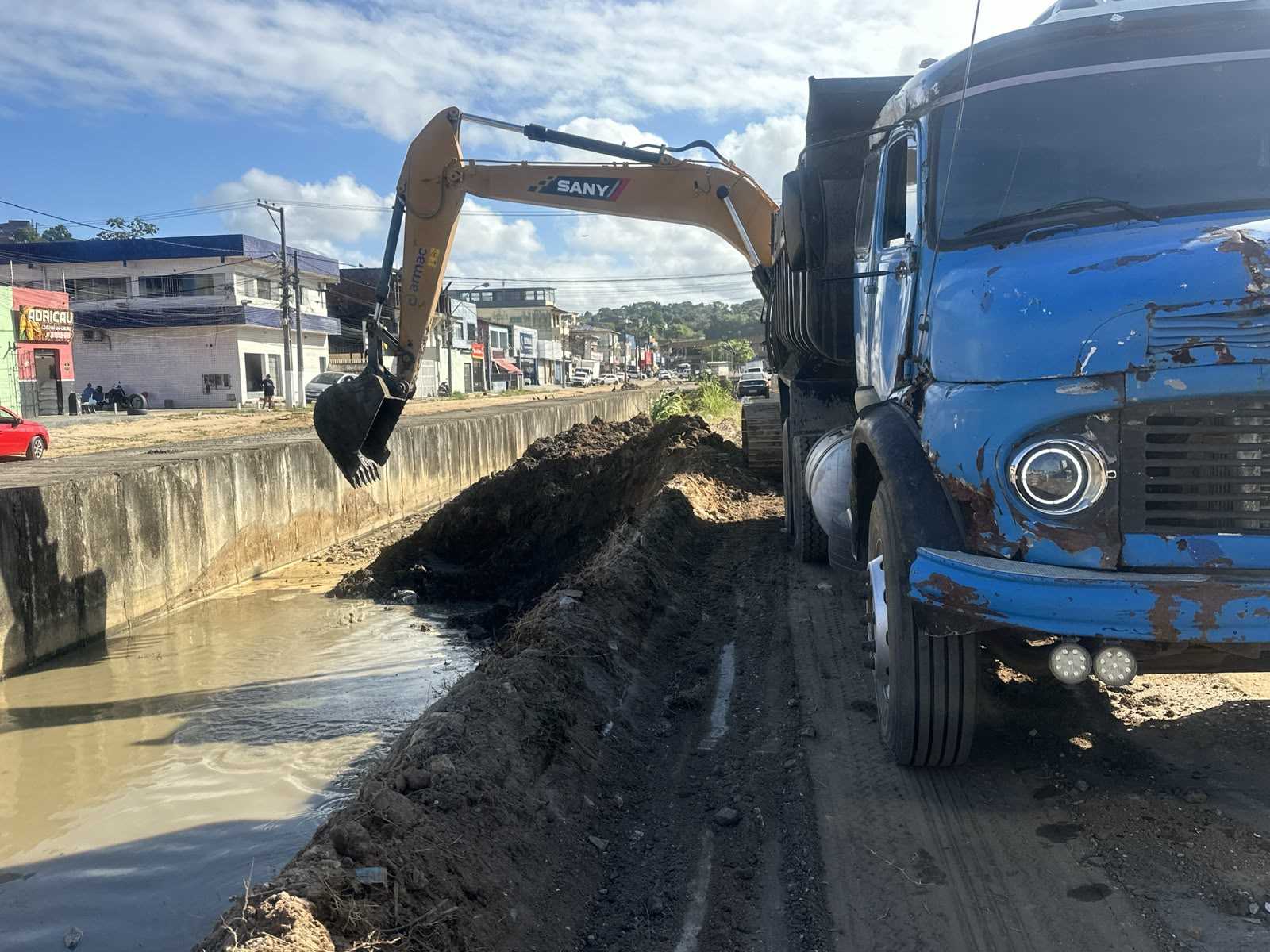 Prefeitura inicia obras no Canal do Malhado com serviços de limpeza.