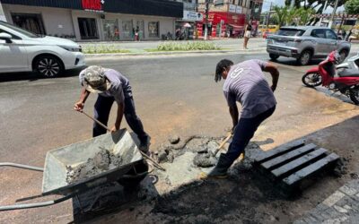 Prefeitura de Ilhéus realiza limpeza de bueiros no Centro.
