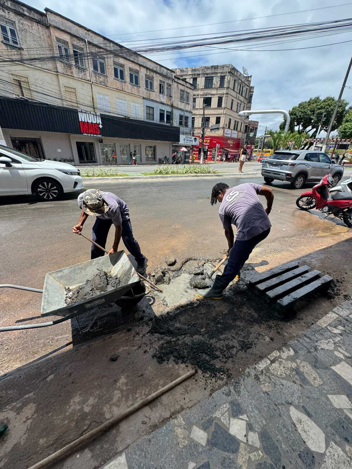 Prefeitura de Ilhéus realiza limpeza de bueiros no Centro.