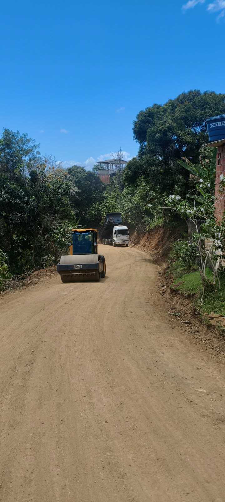 Manutenção de vias contempla diversas localidades e melhora a mobilidade em Ilhéus.