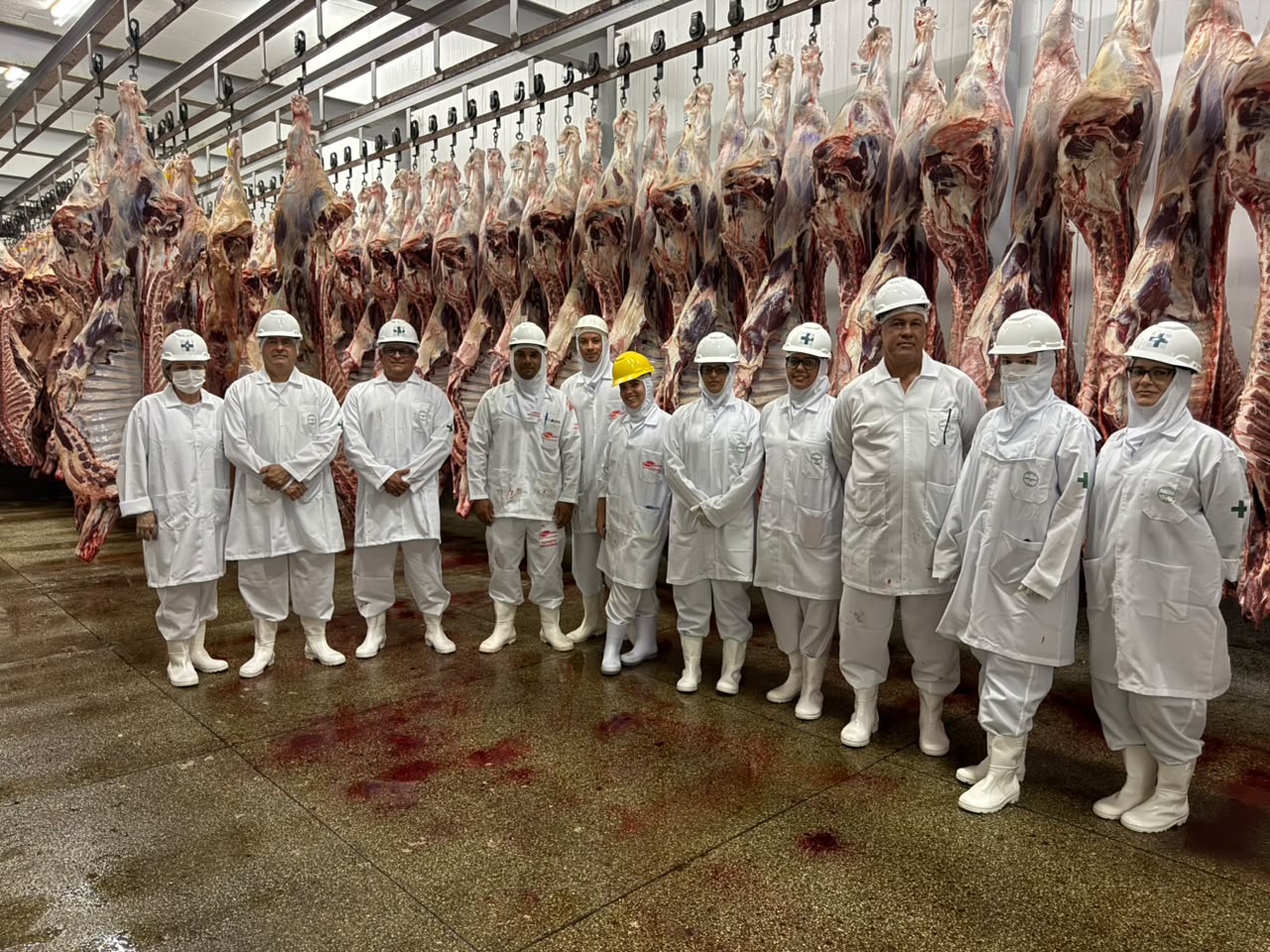 ADAB entrega certificado que autoriza Frigoalas a comercializar produtos em todo o Brasil.