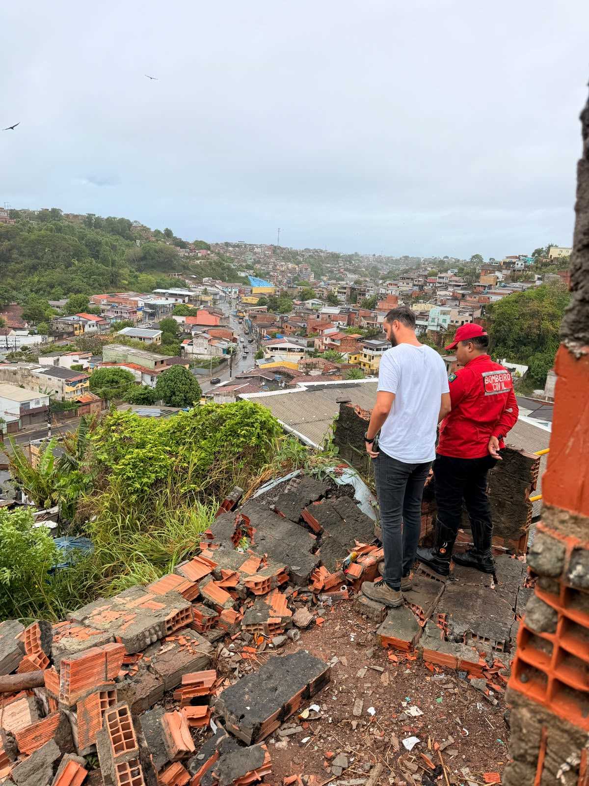 Prefeitura mobiliza equipes após fortes chuvas em Ilhéus.