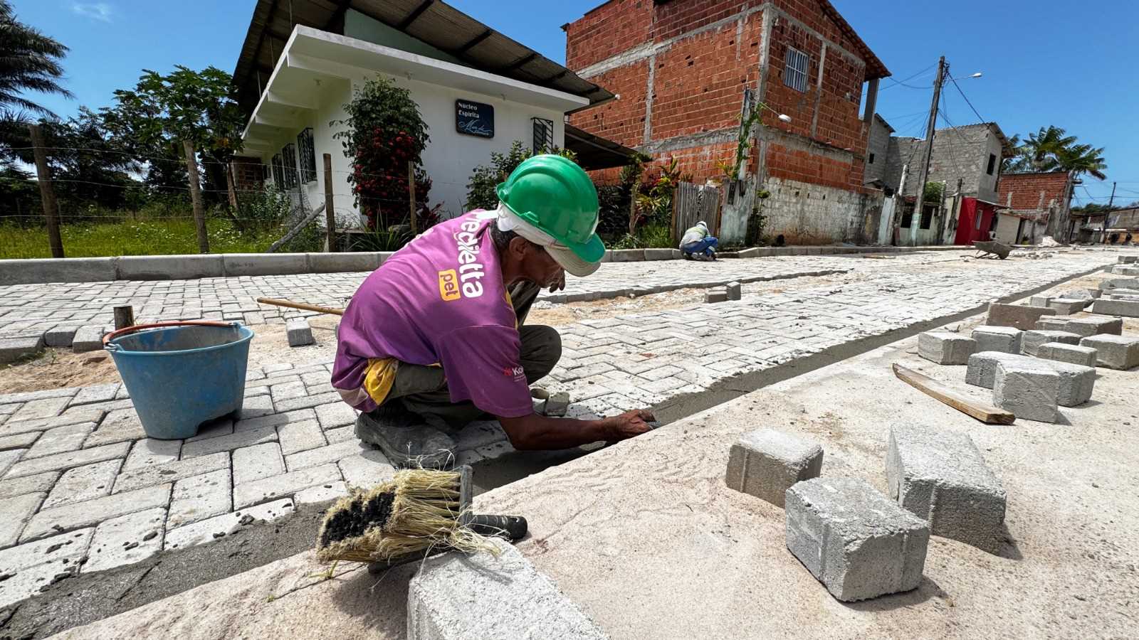 Seinfra utiliza pavimento intertravado em ruas da Ponta da Tulha.