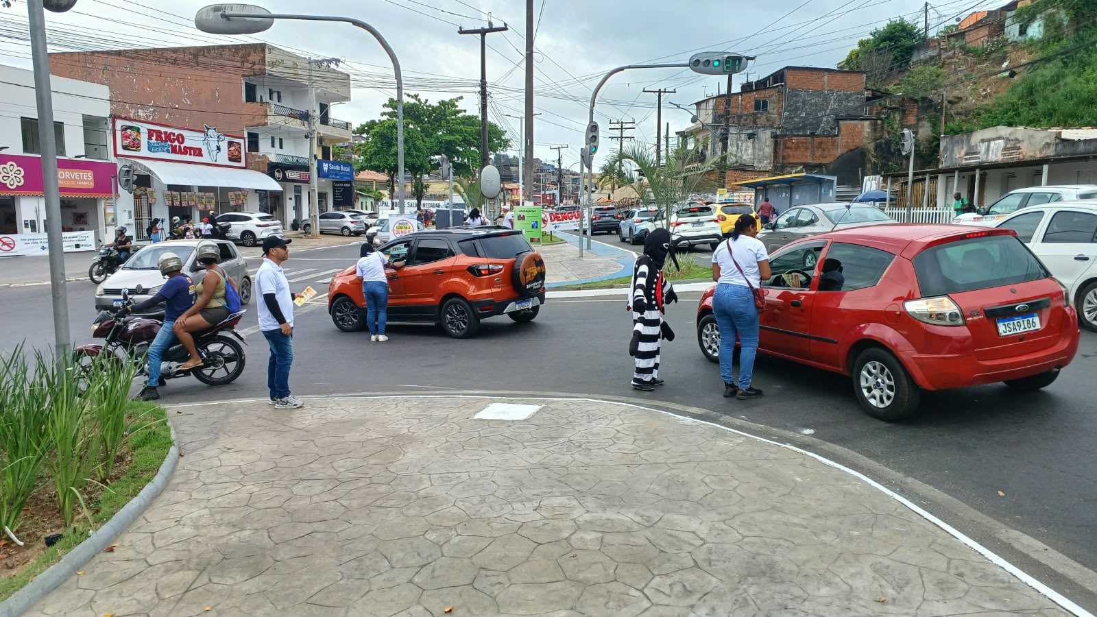 Prefeitura de Ilhéus realiza blitz educativa e mobiliza população contra a dengue.