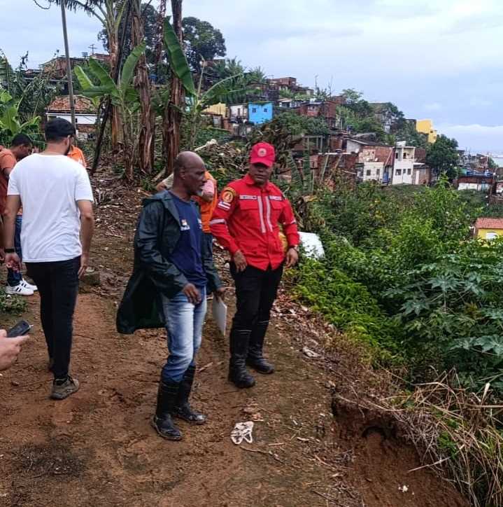 Prefeitura presta assistência social a famílias afetadas pelas chuvas em Ilhéus.