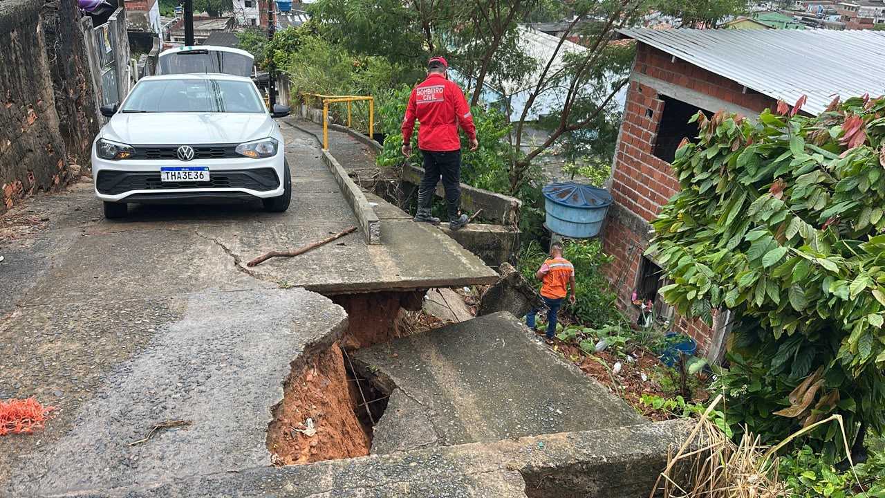 Prefeitura de Ilhéus interdita trecho da Segunda Travessa do Alto do Nerival após desabamento.