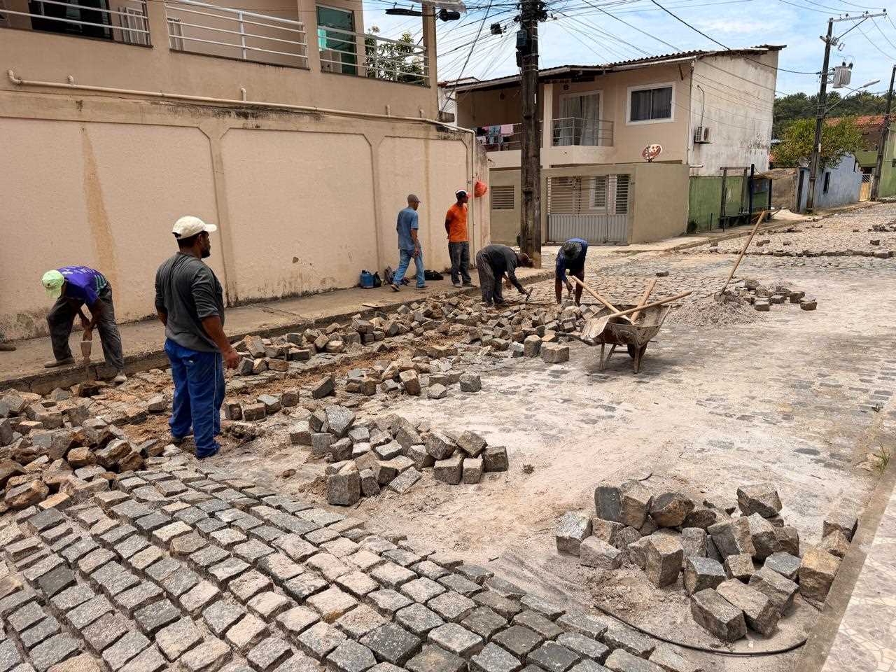 Prefeitura de Ilhéus executa obra de pavimentação no Eixo J, no Hernani Sá.