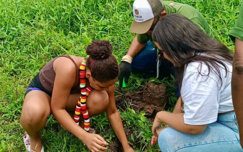 Plantio de árvores leva educação ambiental aos grupos do SCFV do CRAS Salobrinho.