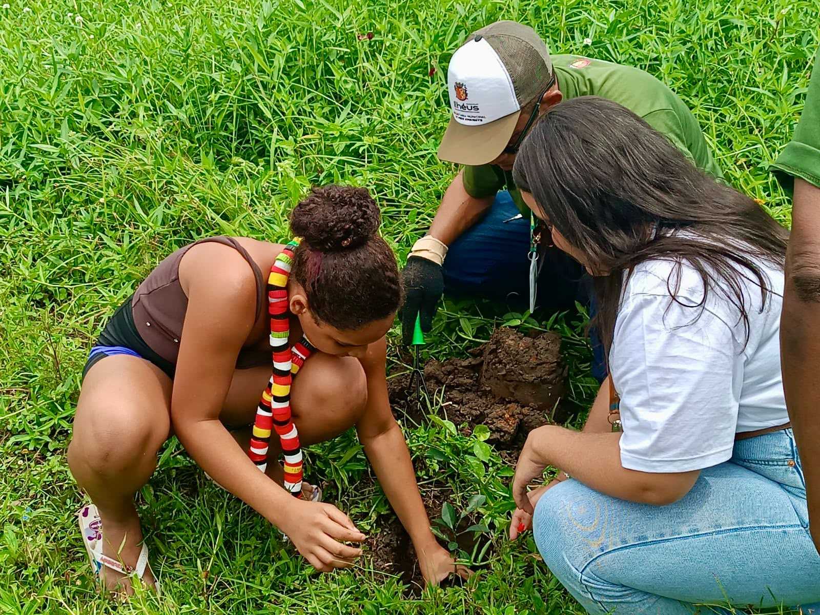 Plantio de árvores leva educação ambiental aos grupos do SCFV do CRAS Salobrinho.