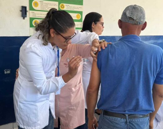 Ilhéus recebe vacina Pneumo 20 e amplia proteção de idosos e crianças.