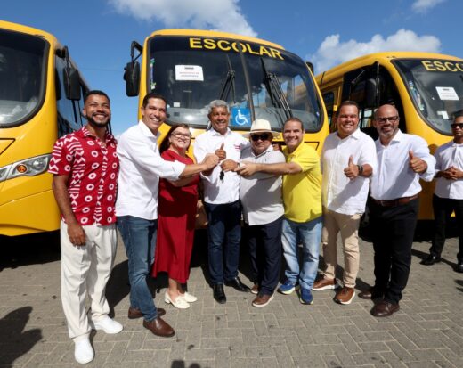 Jerônimo Rodrigues entrega 101 ônibus escolares rurais para ampliar transporte de estudantes em municípios baianos.