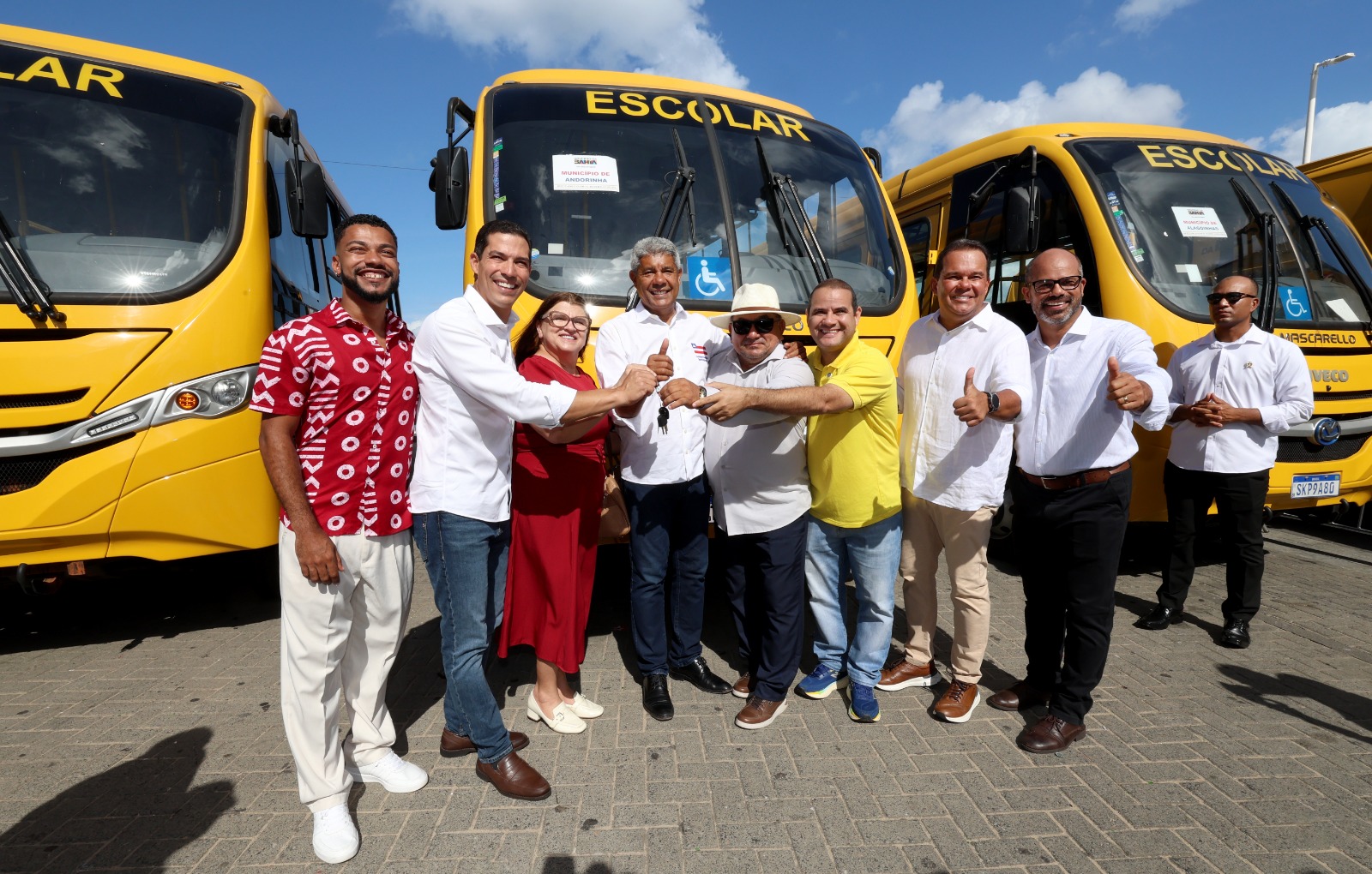 Jerônimo Rodrigues entrega 101 ônibus escolares rurais para ampliar transporte de estudantes em municípios baianos.