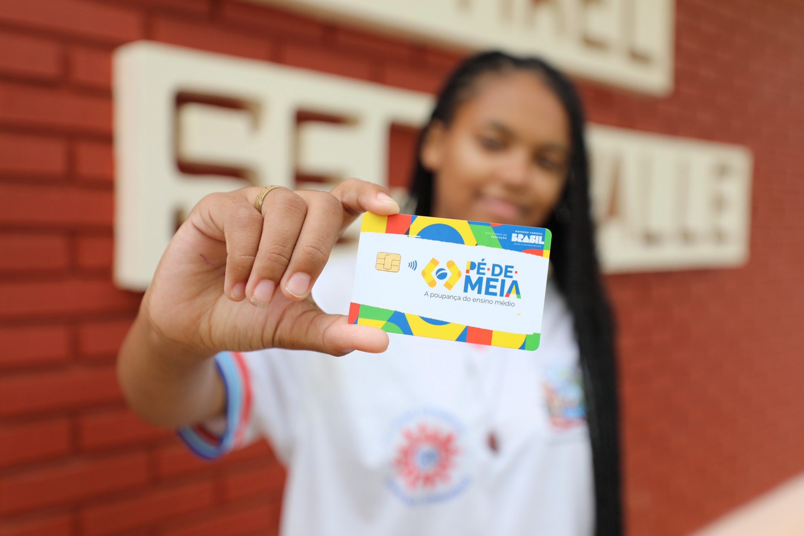 Pé-de-Meia garante incentivo extra de R$ 200 para estudantes que fizerem o ENEM 2026.