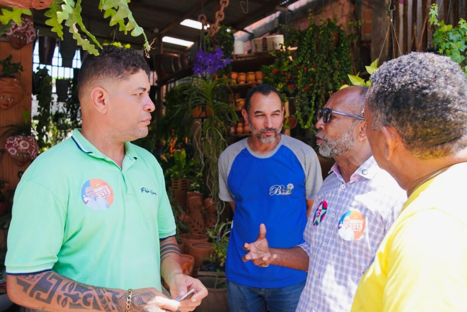 Bebeto faz corpo a corpo no Nelson Costa e intensifica presença nos bairros de Ilhéus.